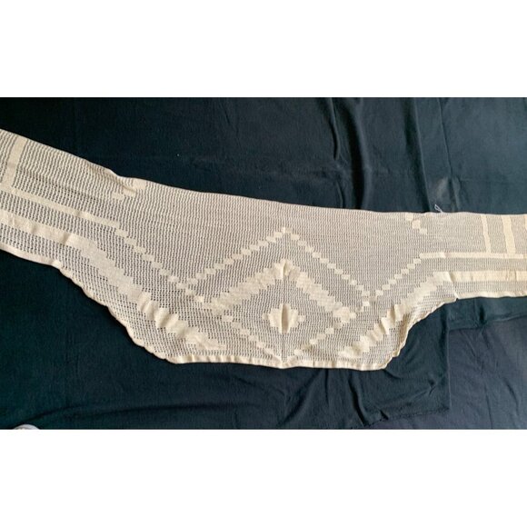 Crocheted Antique Mantle Scarf With Geometric Design 18" X 107" - Picture 9 of 12